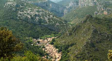 Vue sur Saint Guilhem le désert depuis le Causse Puechabon