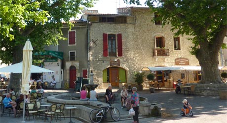 Place des platanes - Saint-Martin-de-Londres