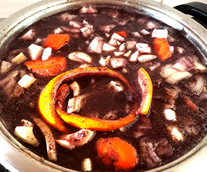Ajouter les légumes et les aromates puis verser la marinade