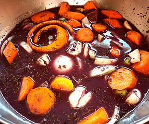 Ajouter les légumes à la marinade