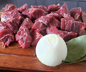 Couper la viande en gros cubes
