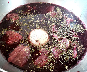 Mettre la viande à mariner