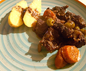Servir la daube avec les pommes de terre