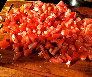 Chichoumeille couper les tomates