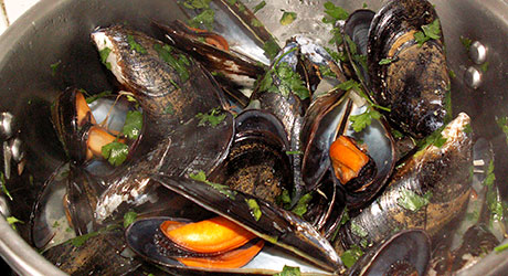 Moules de Bouzigues à la marinière, Recettes de cuisine et gastronomie du  Languedoc-Roussillon Occitanie, EscapadesLR